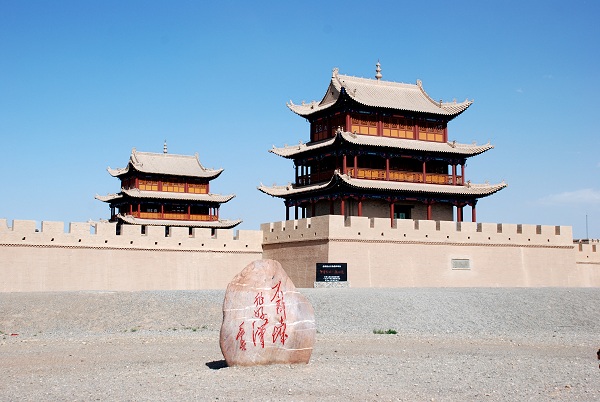 Westliche Ansicht des Turmes von Jiayuguan und des Turmes der Versöhnung